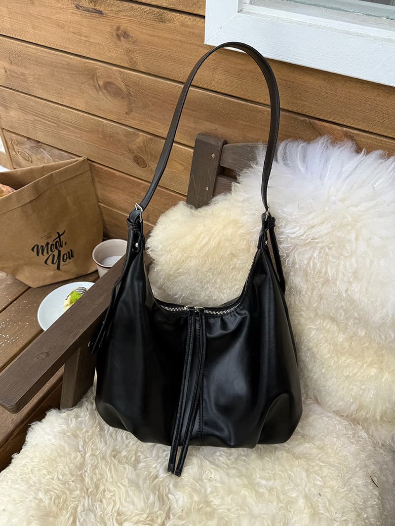 黒 バッグ 黒レザー ワンショルダーバッグ 上品な曲線美