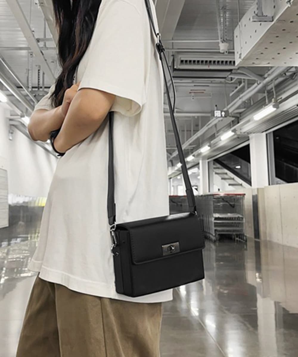 黒 バッグ 黒色スクエアショルダーバッグ斜めがけ鞄