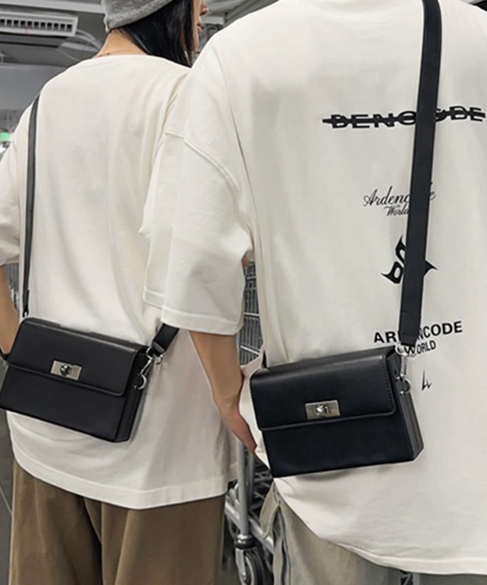 黒 バッグ 黒色スクエアショルダーバッグ斜めがけ鞄