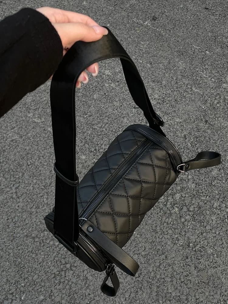 黒 バッグ 女性用キルティング円柱型ショルダーバッグ黒
