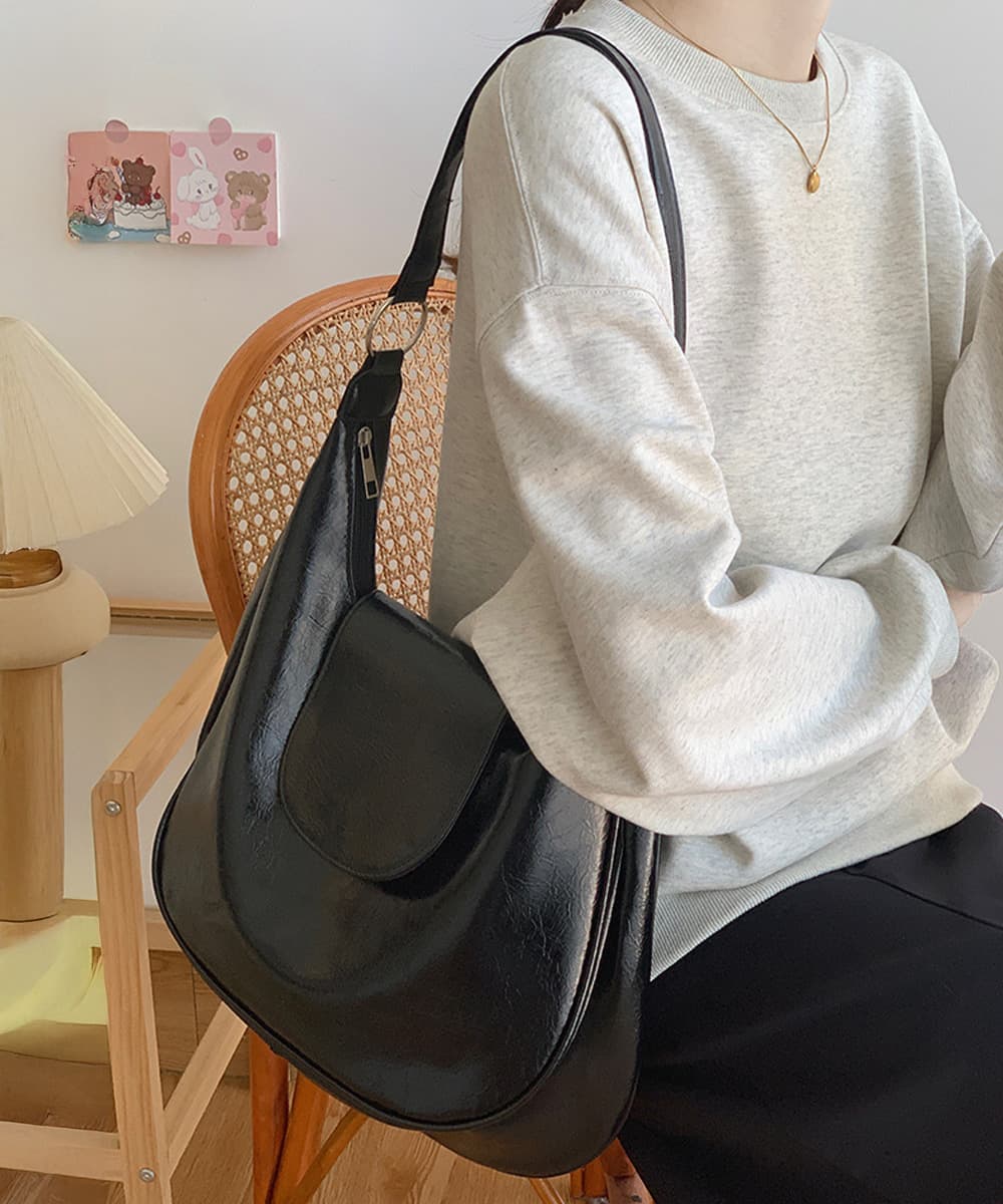 黒 バッグ 黒合皮フラップ肩掛けバッグ大容量レディース