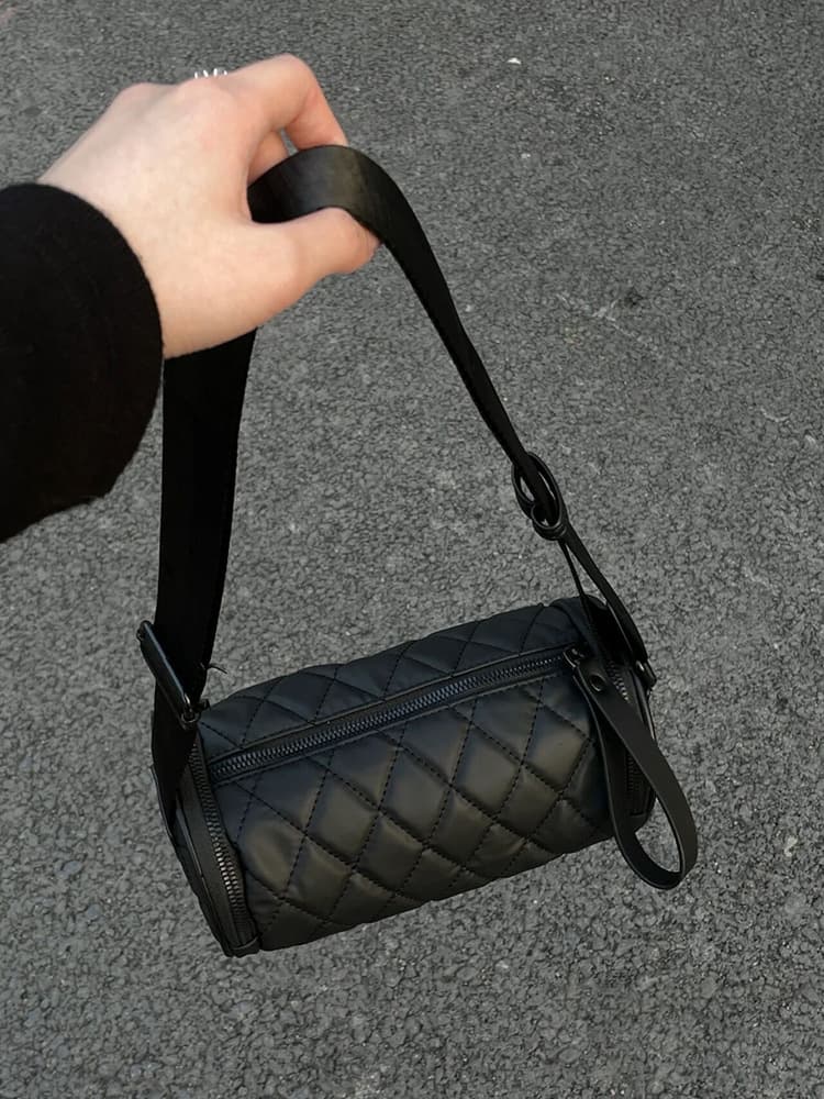 黒 バッグ 女性用キルティング円柱型ショルダーバッグ黒