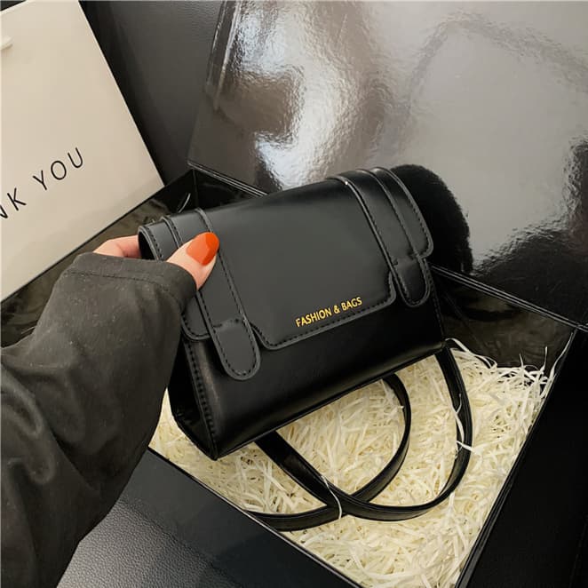 黒 バッグ コンパクト斜め掛けショルダーバッグ小さめ黒レザー調