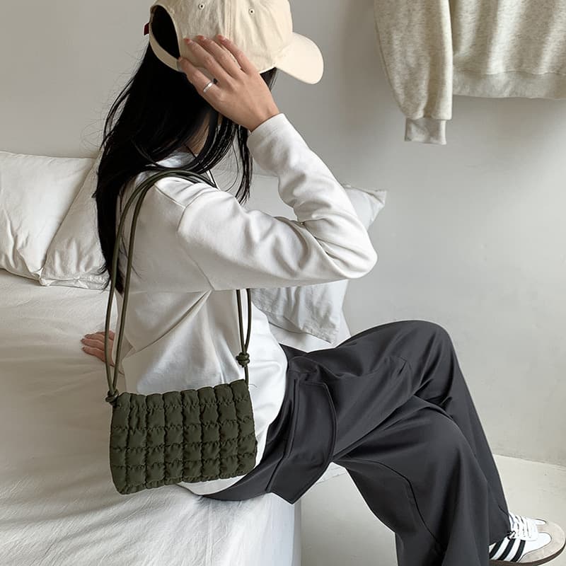 黒 バッグ 女性用もこもこキルティング小型肩掛け鞄