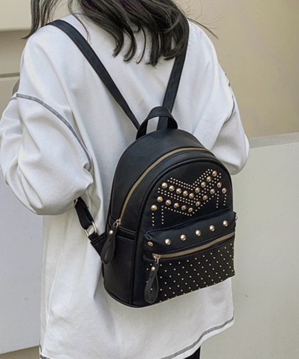 黒 バッグ スタッズ装飾リュックサック合成皮革