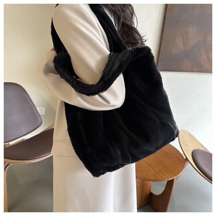 黒 バッグ ふわふわファー素材の黒トートバッグ