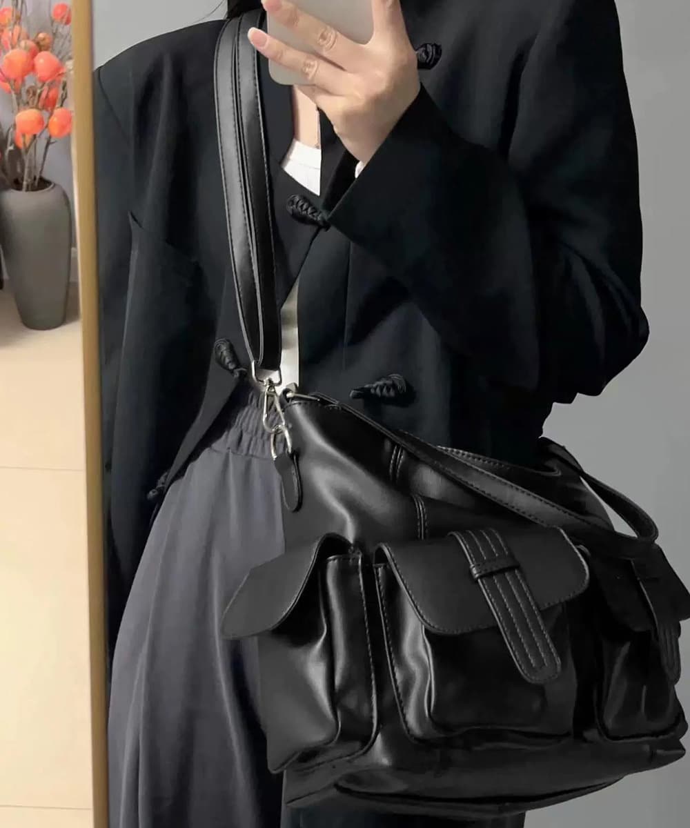 黒 バッグ 黒革風マルチポケット斜めがけショルダーバッグ