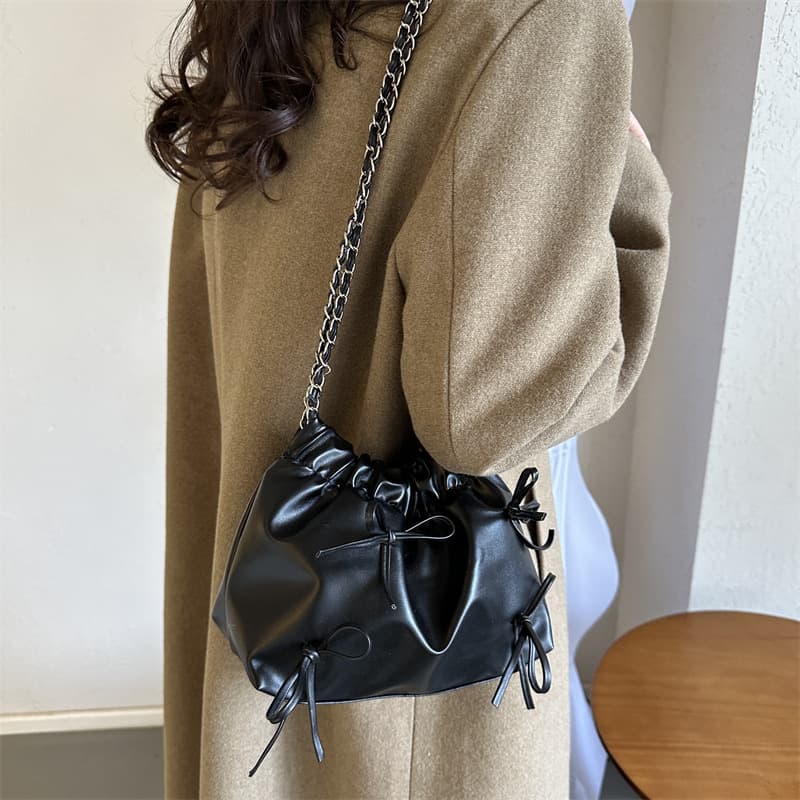 黒 バッグ 黒巾着型女性用チェーンショルダー