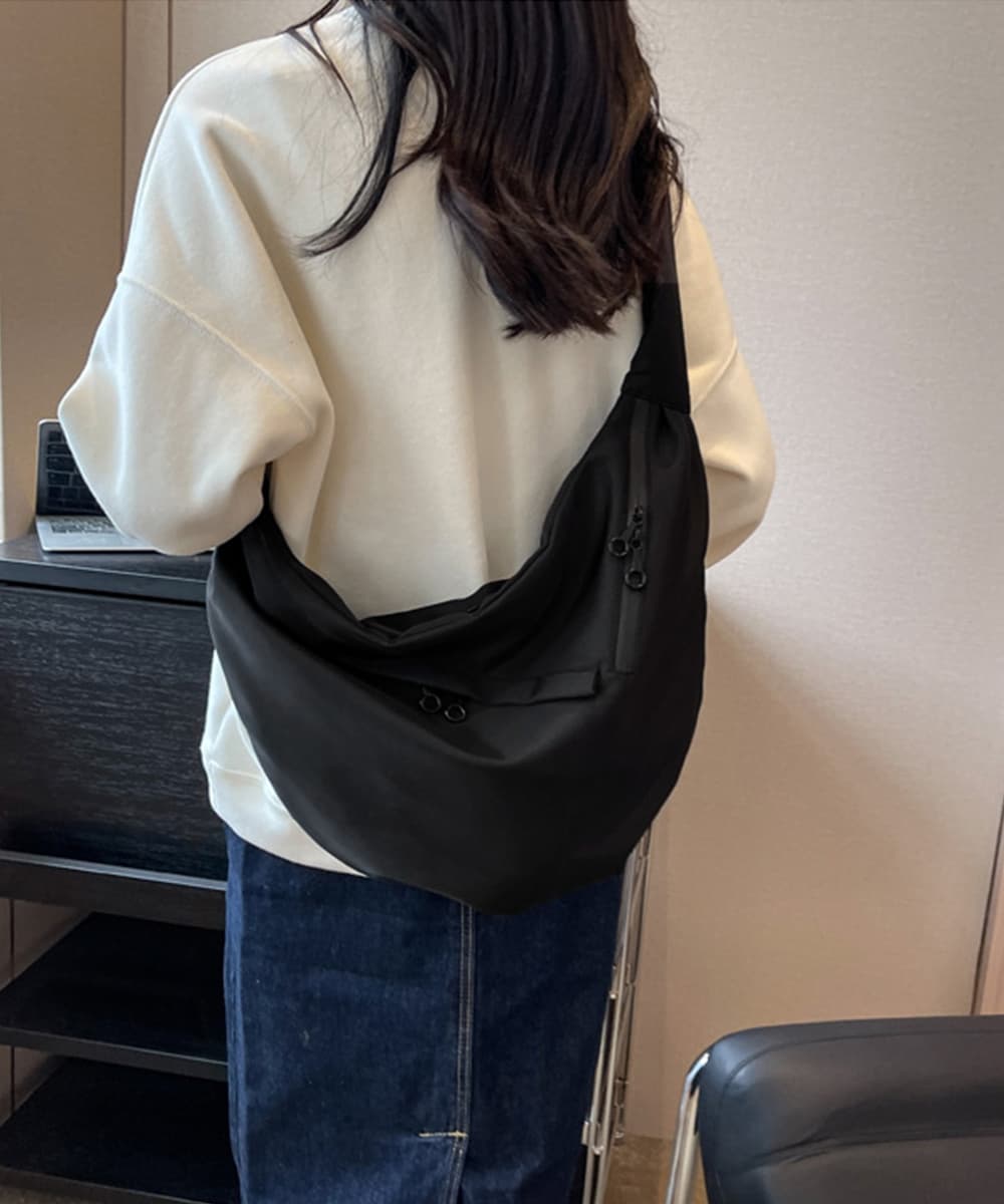 黒 バッグ 三日月型ショルダーバッグ大容量軽量黒鞄