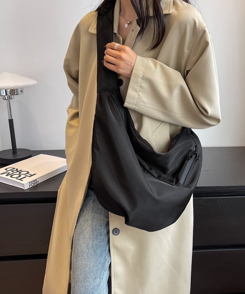 黒 バッグ 三日月型ショルダーバッグ大容量軽量黒鞄