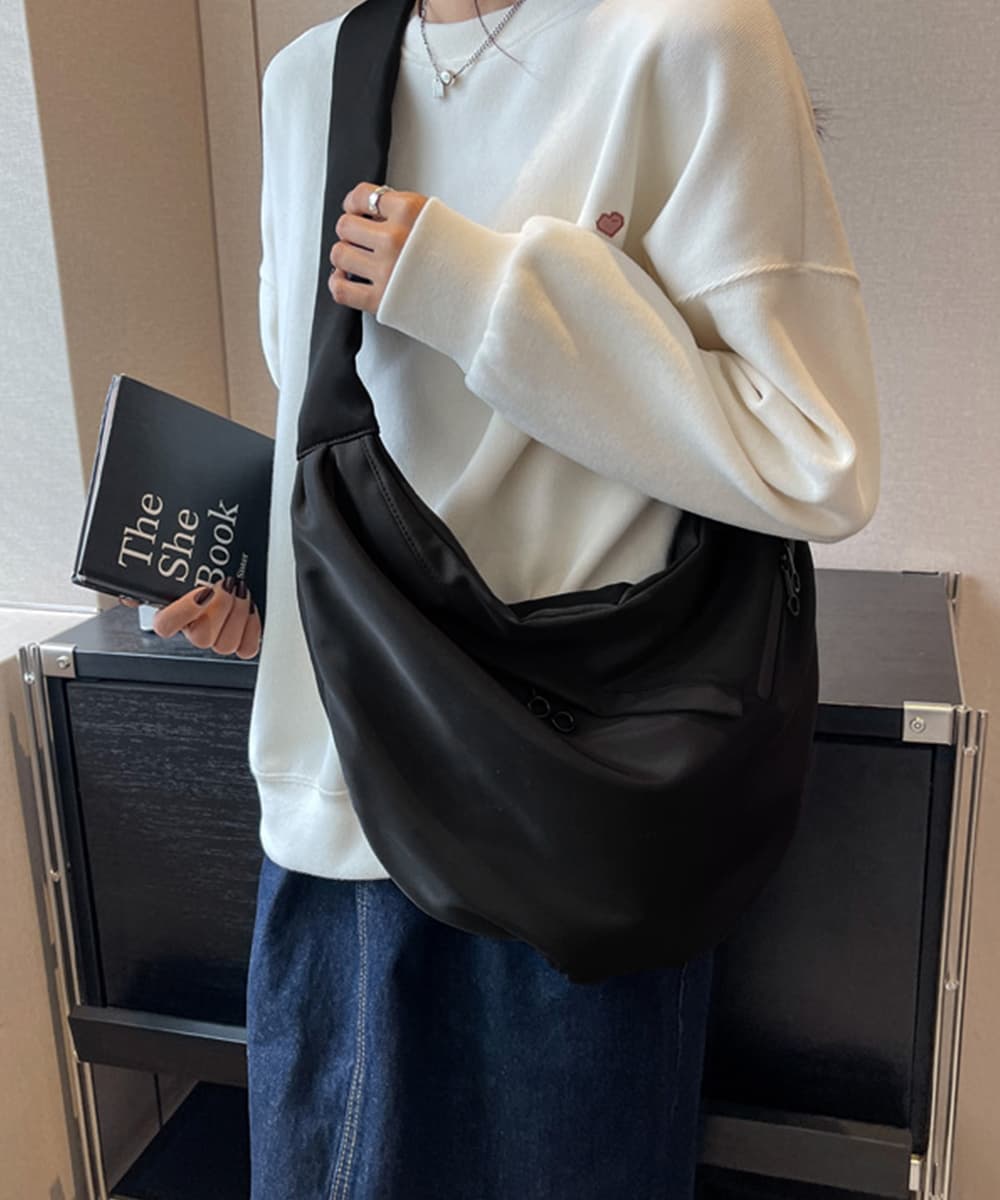 黒 バッグ 三日月型ショルダーバッグ大容量軽量黒鞄