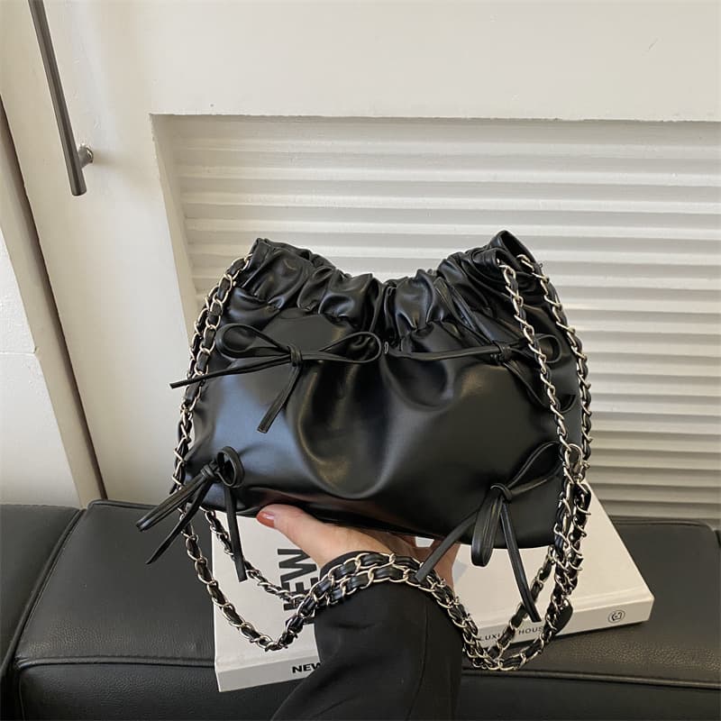 黒 バッグ 黒巾着型女性用チェーンショルダー