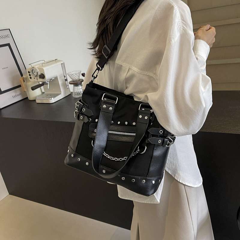 黒 バッグ 黒革調ストライプ柄個性派ハンドバッグ